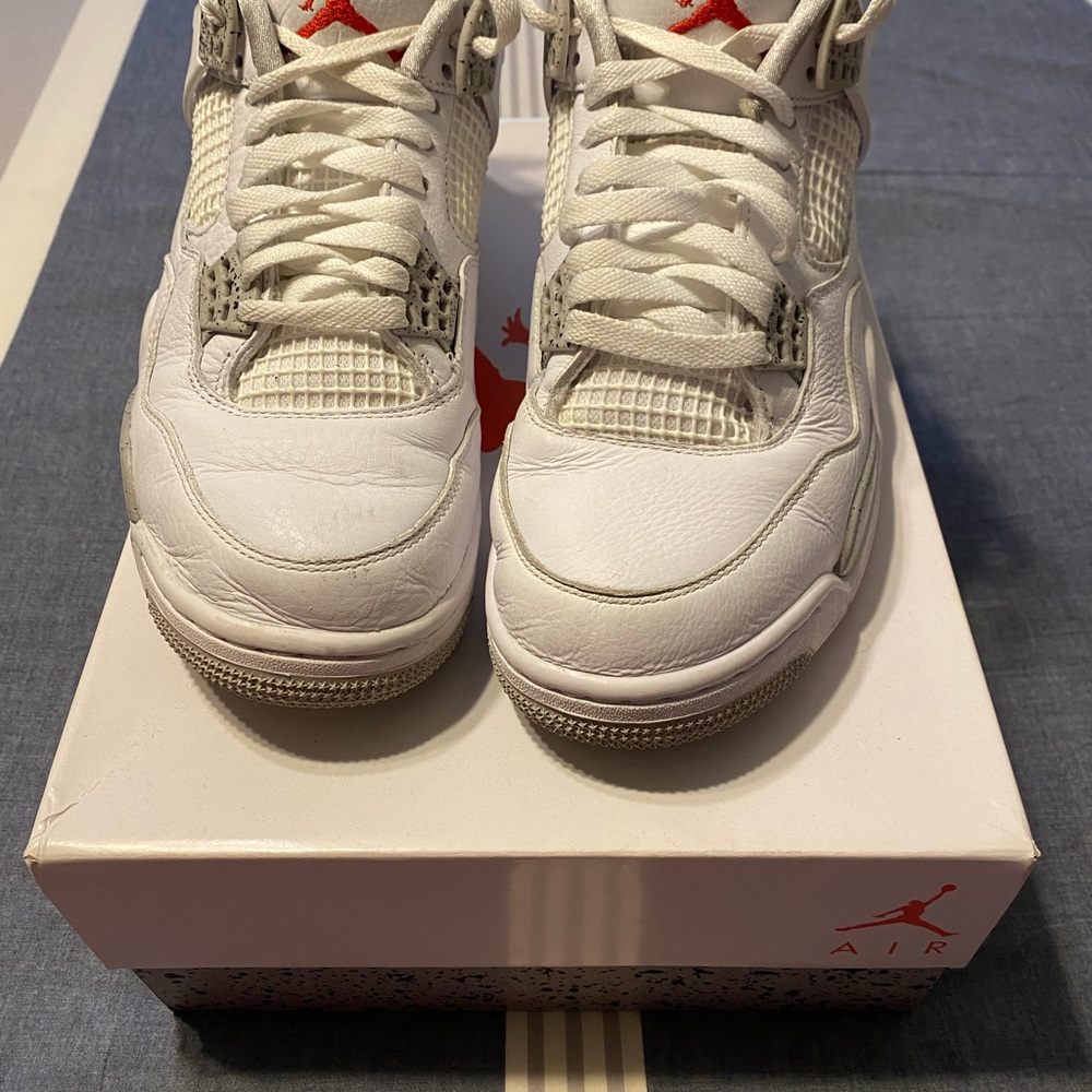 Air Jordan 4 Retro “Oreos” size 8.5